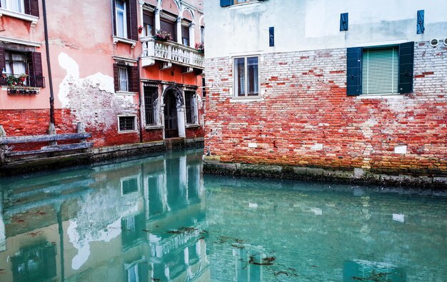 Foto edifici lungo il canale