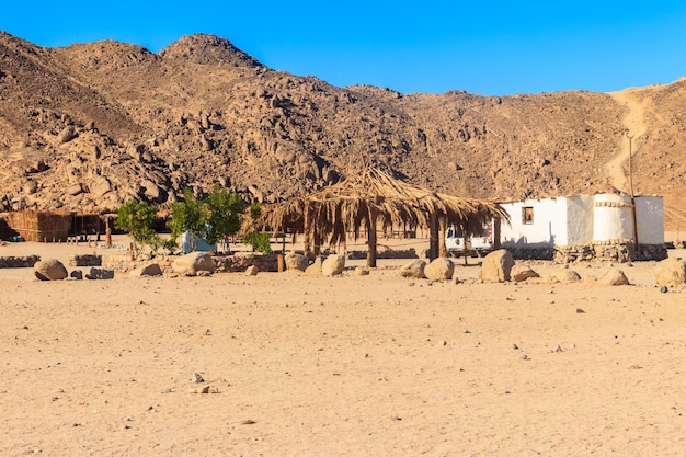 Здания в деревне бедуинов в аравийской пустыне Египта