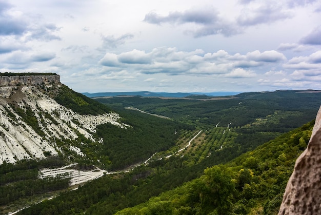 Edifici edifici e grotte della città di chufutkale un insediamento rupestre medievale nella città della crimea cave crimea