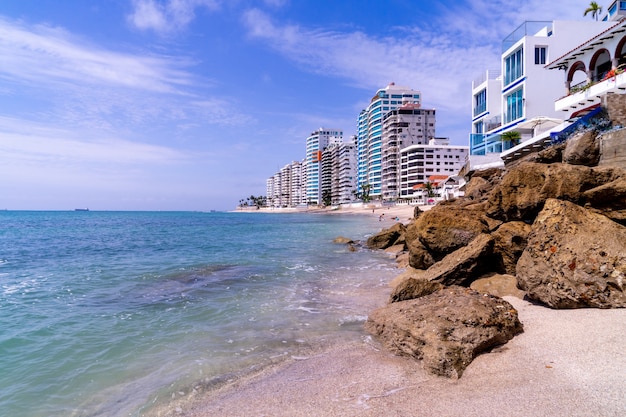 Edifici sulla spiaggia di salinas, ecuador