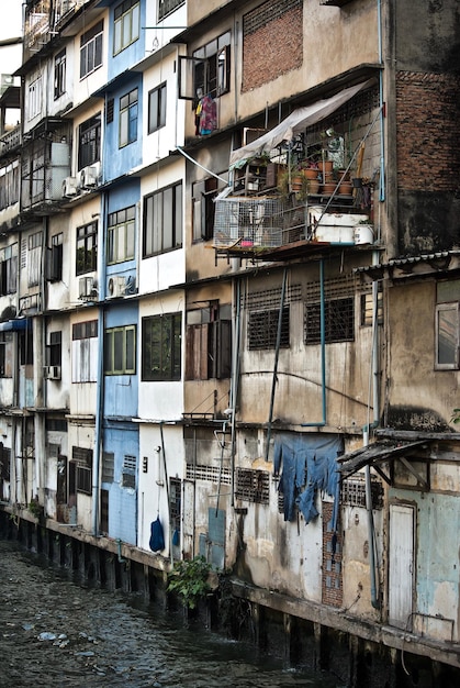 写真 都市の運河沿いの建物