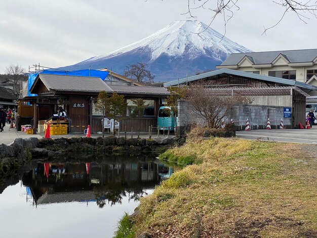 写真 冬の空に照らされた山の建物