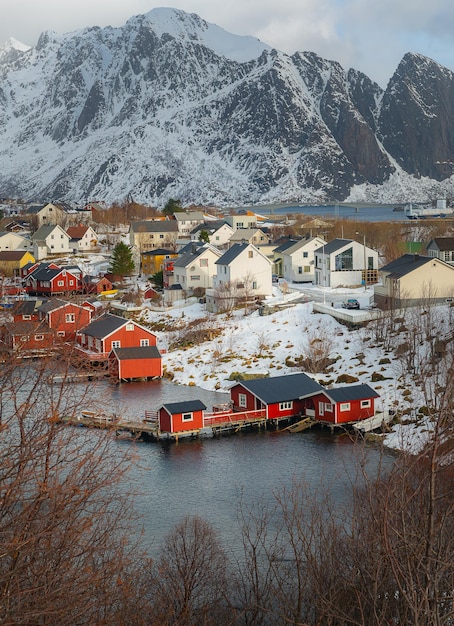 Foto edifici vicino alle montagne durante l'inverno