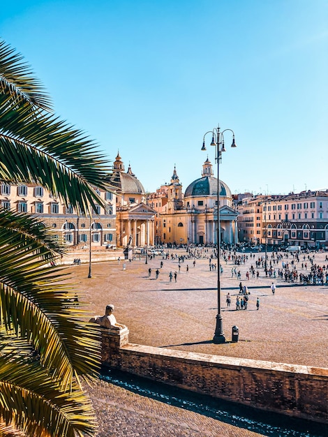 Foto edifici sul fiume contro un cielo blu limpido