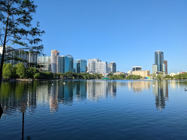 Edifici sul fiume contro un cielo blu limpido