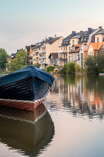 Foto edifici sul fiume contro il cielo in città