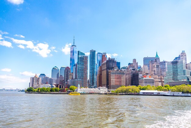 Photo buildings by river against sky