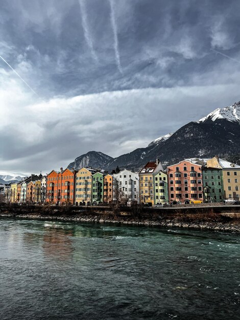 Foto edifici sul fiume contro il cielo