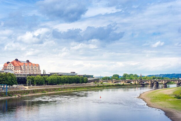 Фото Здания по реке на фоне неба