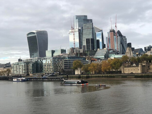 Foto edifici sul fiume contro il cielo