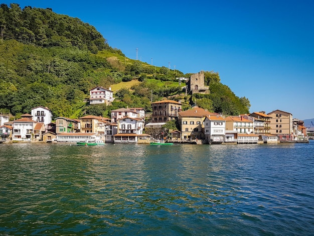 Foto edifici sul mare contro il cielo blu