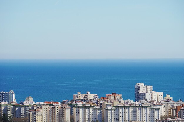 Foto edifici sul mare contro un cielo limpido