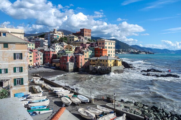 Foto edifici sul mare contro il cielo in città