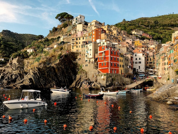 Foto edifici sul mare contro il cielo in città