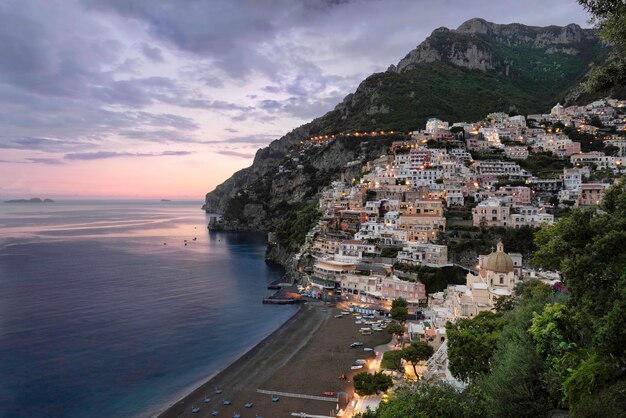 Foto edifici sul mare contro il cielo in città