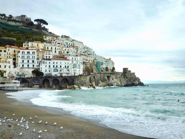 Foto edifici sul mare contro il cielo