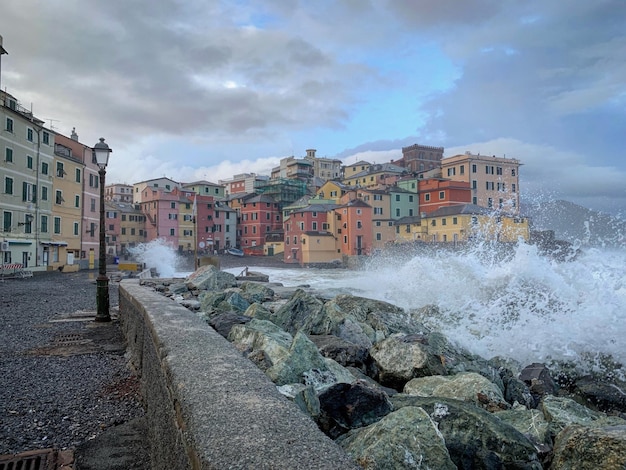 Foto edifici sul mare contro il cielo