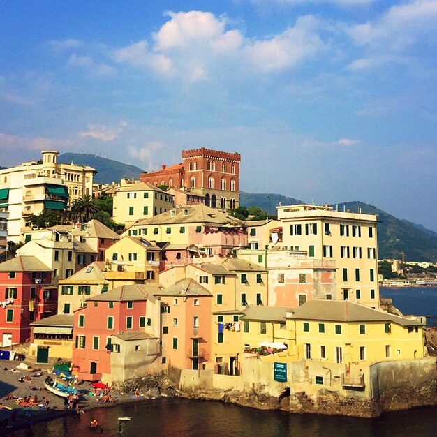 Foto edifici sul mare contro il cielo