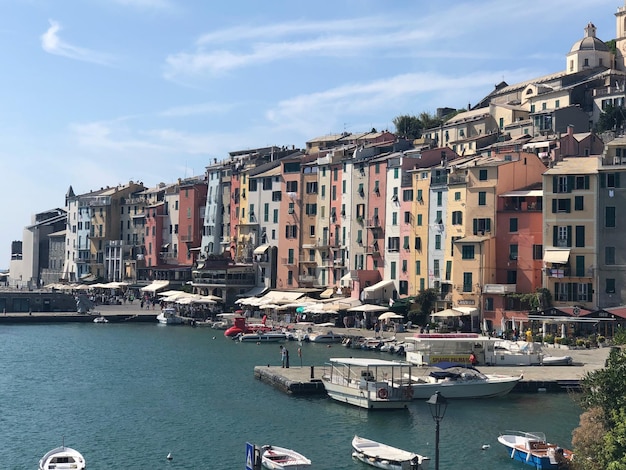 Photo buildings by sea in city against sky