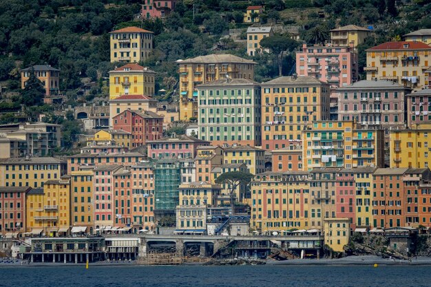 Foto edifici sul mare in città