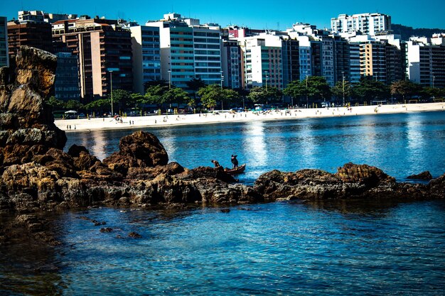 Photo buildings by sea in city