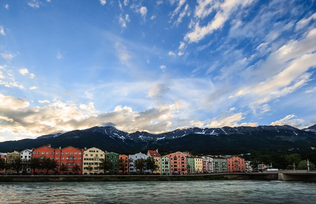 Photo buildings by town against sky