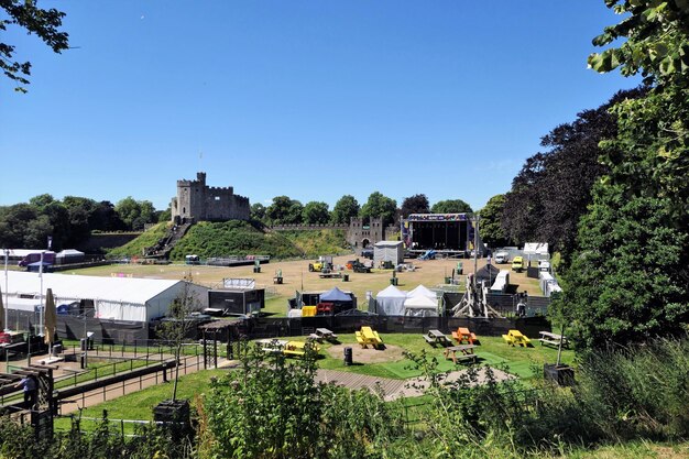 Foto edifici nel parco del castello di cardiff