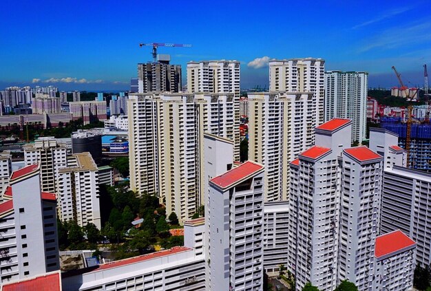 Photo buildings in city against blue sky