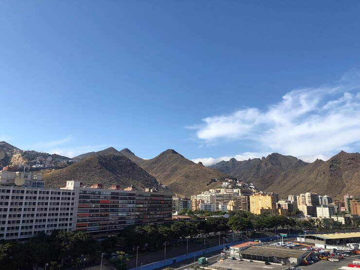 Photo buildings in city against blue sky