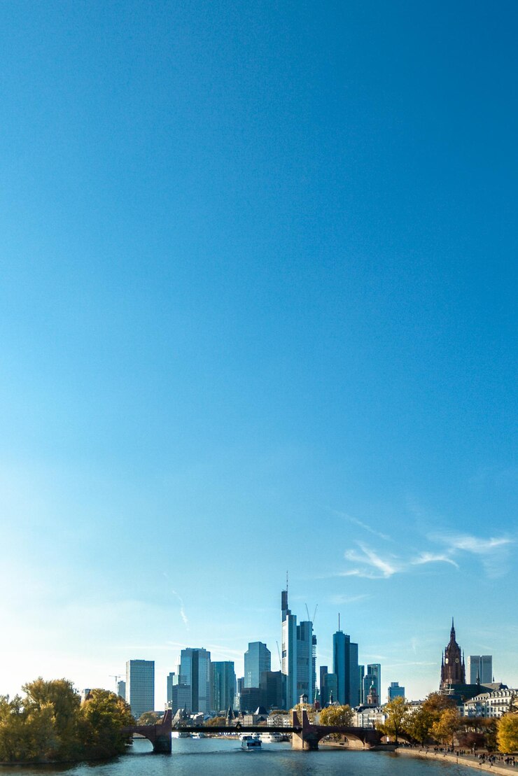 Photo buildings in city against clear blue sky