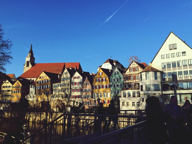 Photo buildings in city against clear blue sky