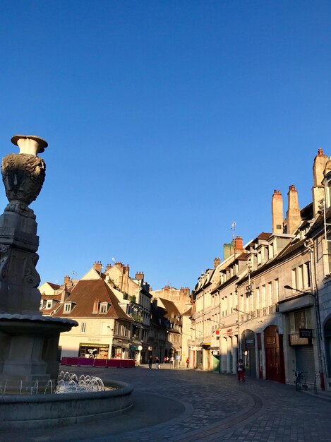 Photo buildings in city against clear blue sky