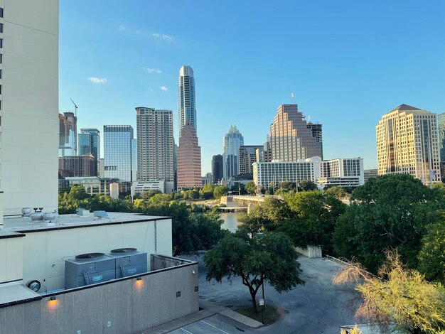 Photo buildings in city against clear blue sky