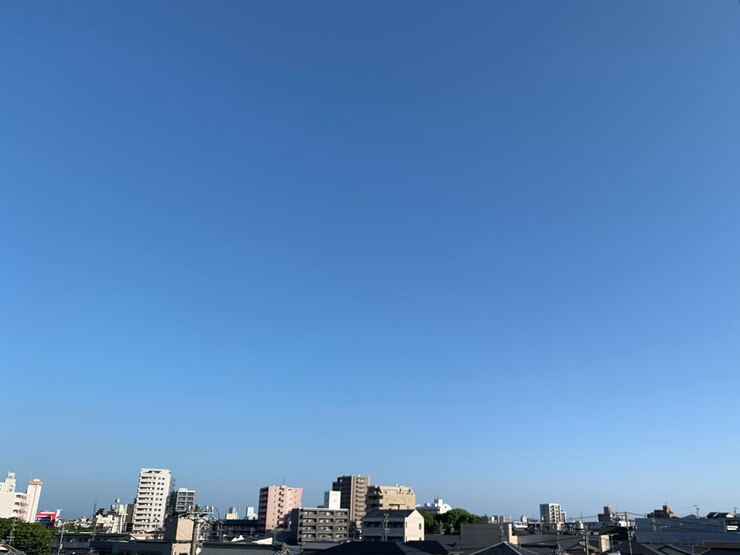 Photo  ⁇ 은 파란 하늘을 배경으로 도시의 건물들