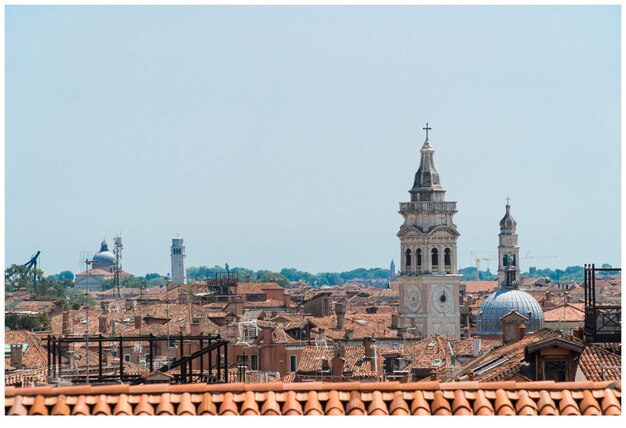 Foto edifici in città contro un cielo limpido.