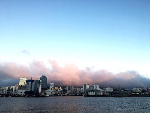 Photo buildings in city against clear sky