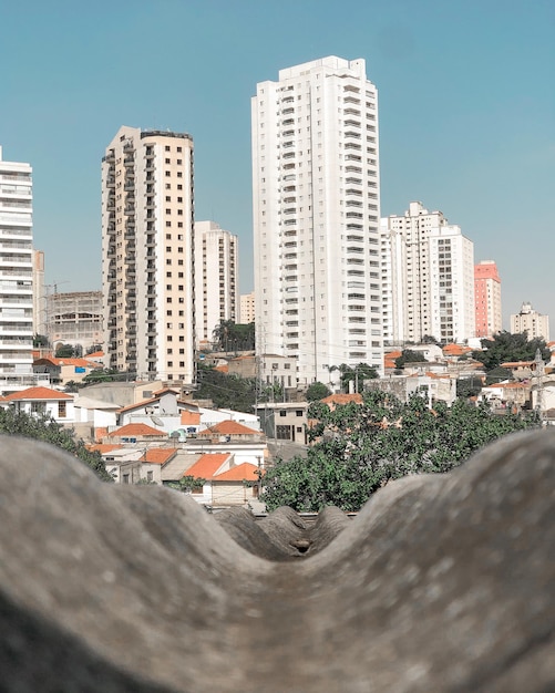 Foto edifici in città contro un cielo limpido