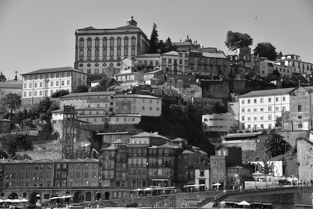 Foto edifici in città contro un cielo limpido