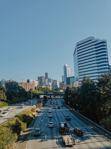 Foto edifici in città contro un cielo limpido