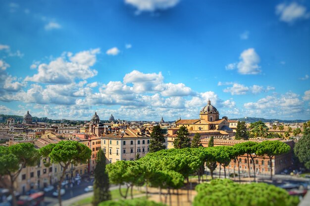 Photo buildings in city against cloudy sky