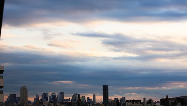 Photo buildings in city against cloudy sky