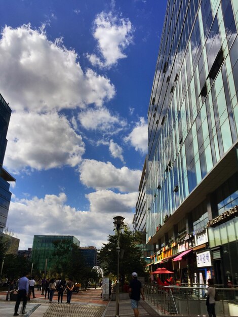 Foto edifici in città contro un cielo nuvoloso