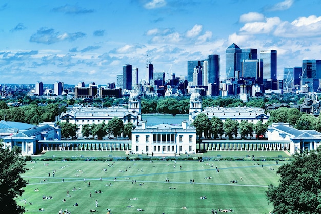 Photo buildings in city against cloudy sky