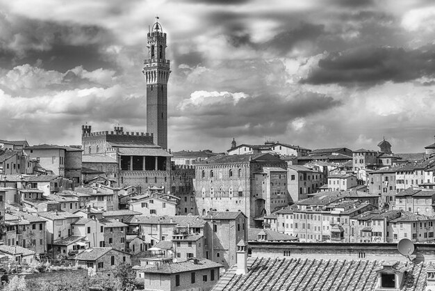 Foto edifici in città contro un cielo nuvoloso