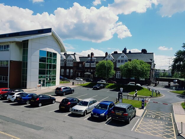 Photo buildings in city against cloudy sky