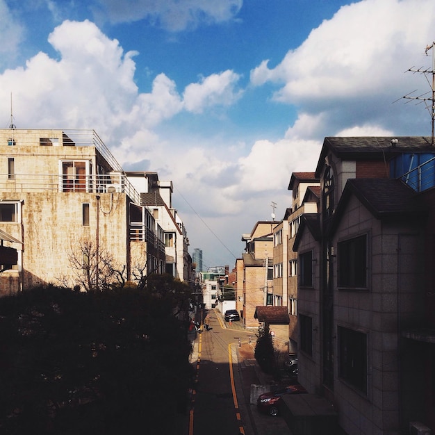 Photo buildings in city against cloudy sky