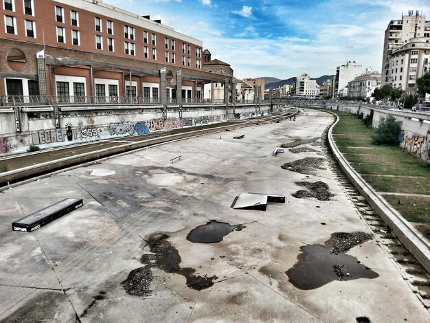 Foto edifici in città contro un cielo nuvoloso