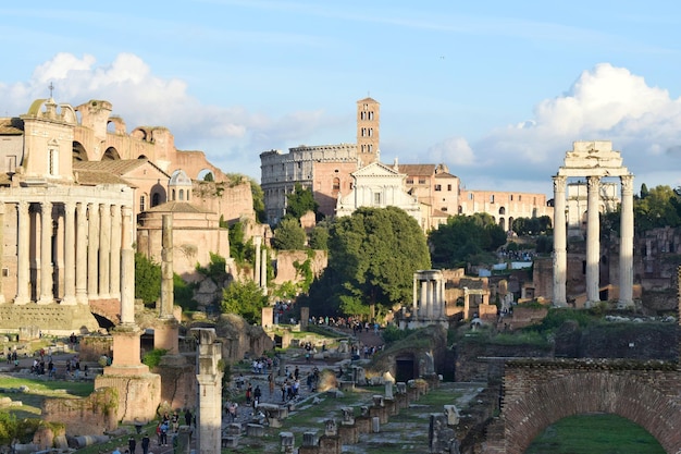 Foto edifici in città contro un cielo nuvoloso