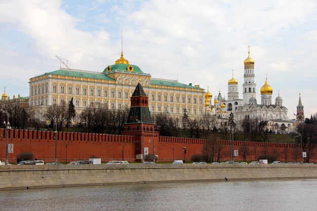 Здания в городе на фоне облачного неба