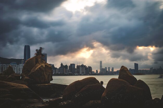 Photo buildings in city against cloudy sky